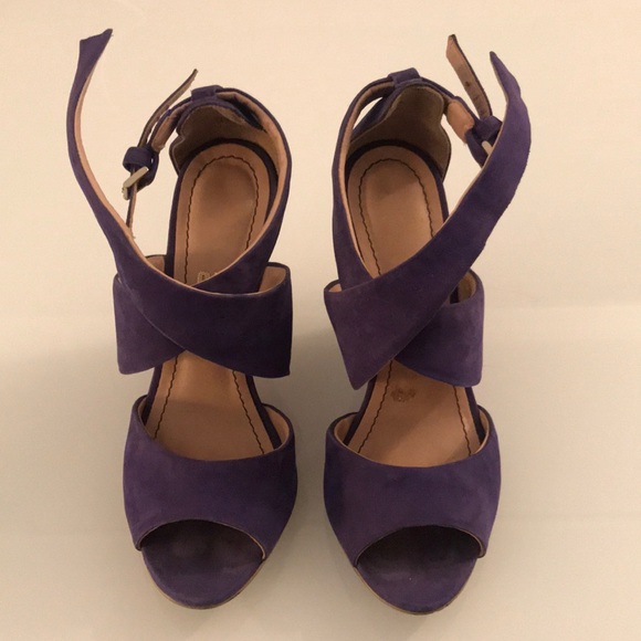 Santa Lolla Shoes - Suede Wedges